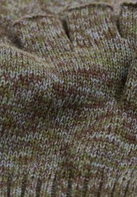 Ad�ītas cimdu bez pirkstiem zemes toņos - zaļā, brūnā un pelēkā. Mīksta tekstūra ar ribotu dizainu, kas demonstrē dažādas dziju rakstus.