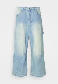 Světle modré široké džíny vyrobené z denimu s vybledlým vzorem. Obsahují pět kapes, zapínání na knoflík a boční kapsu na cargo.