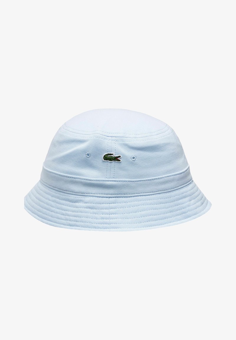 Chapeau seau bleu clair en coton avec un tissu texturé, featuring un petit logo crocodile vert brodé à l'avant.