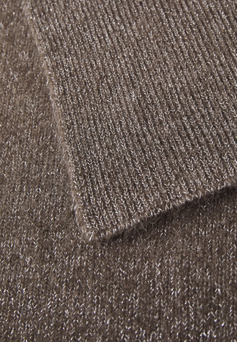 Braun gestrickter Stoff mit einer sanften Textur, der einen dezenten Glanz aufweist, sowie einer Nahaufnahme der gewebten Fäden und Musterdetails.