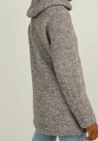 Manteau en mélange de laine grise avec une capuche, présentant une surface légèrement texturée et un design droit, s'étendant jusqu'à la taille.