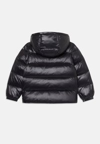 Veste doudoune noire avec capuche, présentant un extérieur brillant et matelassé, des poignets élastiques et une silhouette raccourcie.