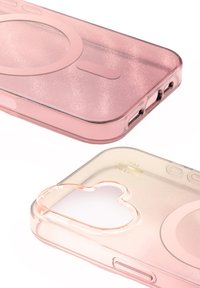 Przezroczyste etui na telefon w różowym kolorze z połyskującym wykończeniem, z wycięciem na aparat w kształcie serca oraz okrągłym akcentem designu. Widoczne podwójne porty.