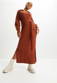 bonprix MIT V-AUSSCHNITT UND 2-TLG SET - Abito in maglia - brown