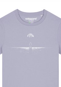 Hellblaues Kurzarm-T-Shirt mit weißem Grafikdruck, der eine Figur zeigt, die in der Nähe von Wasser unter einem großen Mond mit Sternen steht.