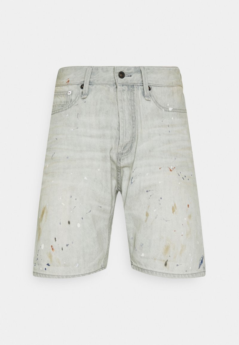 Shorts en denim gris clair avec des éclaboussures de peinture de différentes couleurs et une fermeture avant par bouton et fermeture éclair.