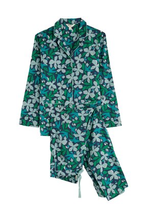 Lillelillelise pajamaset, millel on lillemustrid sinises, rohelises ja valges. Omab pikki varrukaid, elastse vöökoha ja kaelakaare, millel on kontrastne kaunistus.