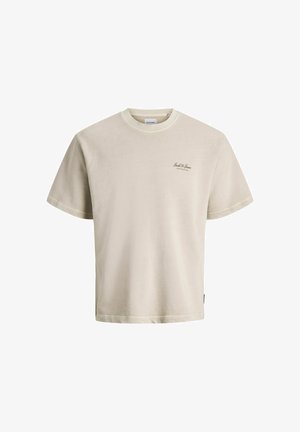 Beež lühikeste varrukatega T-särk ümara kaelusega ja väikese "Jack & Jones" logoga vasakul rinnal.