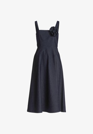 Vestido de mezclilla con escote cuadrado, tirantes anchos y falda plisada. Cuenta con una flor decorativa de tela en el hombro izquierdo.