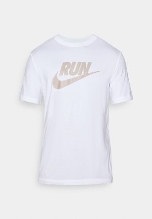 T-shirt bianco in cotone con grande scritta beige "RUN" e logo Swoosh di Nike, maniche corte e scollo tondo classico.
