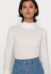 Weekday ESSENTIAL TURTLENECK - Camisola de manga comprida - off white
