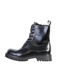 Botas de cuero negro hasta el tobillo con una suela de goma negra gruesa, diseño de cordones y una lengüeta en la parte trasera para facilitar su colocación.