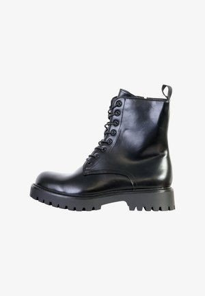 Bottes de cheville en cuir noir avec une semelle en caoutchouc noir épaisse, un design à lacets et une languette à l'arrière pour un enfilage facile.