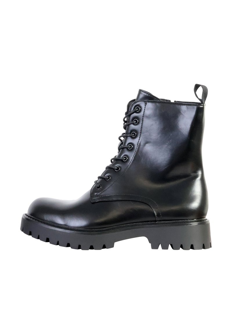 Botas de cuero negro hasta el tobillo con una suela de goma negra gruesa, diseño de cordones y una lengüeta en la parte trasera para facilitar su colocación.