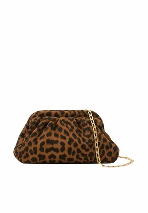 Gentuta clutch moale cu imprimeu leopard maro și negru, design cu material adunat și curea cu lanț auriu pe fundal alb.