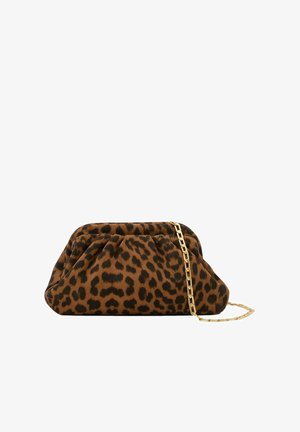 Bolso de mano suave con estampado de leopardo marrón y negro, diseño de tela fruncida y correa de cadena dorada sobre fondo blanco.