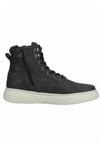 Zwarte leren mid-top laarzen met een witte rubberen zool, voorzien van vetersluiting aan de voorkant, een zijrits en een nepbont voering. Rode accenten op de hiel.