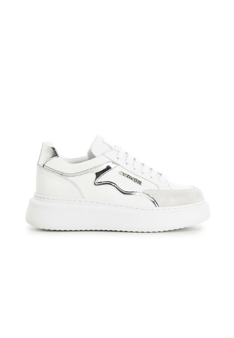 Witte sneaker met gelaagde texturen, voorzien van suède panelen, metallic accenten, een dikke zool en vetersluiting. Strakke, moderne silhouet.
