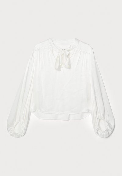 Weiße Bluse mit Rundhalsausschnitt und gebundenem Schleifendetail. Merkmale sind lange, gepuffte Ärmel mit gerafften Manschetten und eine lockere Passform. Weicher, leichter Stoff.