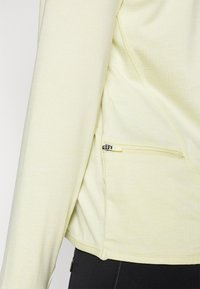 Nike Performance SWIFT - Top dugih rukava - life lime/white/reflective silver