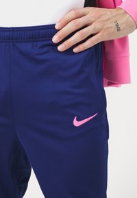 Nike Performance ATLETICO MADRID NIKE DF STRIKE TRACKSUIT THIRD - Equipación de clubes - pink glow/blue void