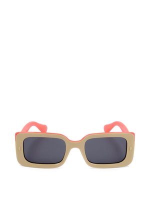 Occhiali da sole con montature rettangolari beige, lenti scure e aste color corallo, mostrati su sfondo bianco.