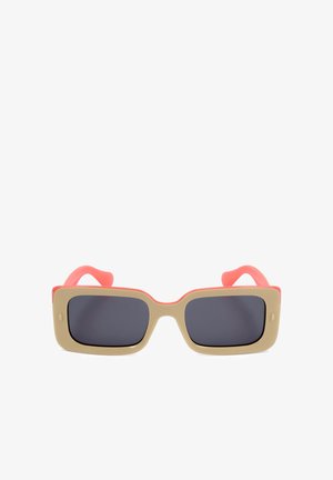 Occhiali da sole con montature rettangolari beige, lenti scure e aste color corallo, mostrati su sfondo bianco.