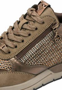 Basket en cuir marron avec un panneau en tissu texturé, des accents métalliques et une fermeture éclair sur le côté. Matière en daim avec une semelle en caoutchouc robuste.