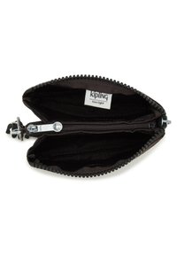 Portefeuille Kipling noir avec fermeture éclair, présentant un extérieur en tissu et plusieurs compartiments intérieurs pour l'organisation. Étiquette intérieure visible.