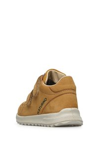 Scarpa in camoscio marrone con tallone rinforzato, suola in gomma bianca e cinturino in velcro regolabile. Presenta un logo verde lungo il lato.