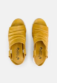 Gelbe Leder-Sandalen mit einem gerafften Design, offener Zehenpartie, verstellbaren Riemen und einer weißen Gummisohle. Innen sind das Markenlogo und weitere Details zu finden.