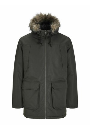 Parka jacket verde scuro con cappuccio foderato in pelliccia sintetica, zip frontale, cordini regolabili e due grandi tasche frontali. Texture liscia.