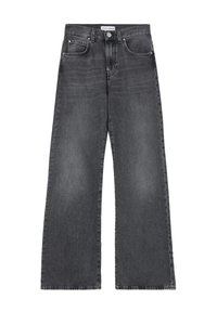 Široke traperice u tamnosivoj denimu s mekanom teksturom, s kopčanjem na dugme, prednjim džepovima i minimalnim detaljima šivanja.