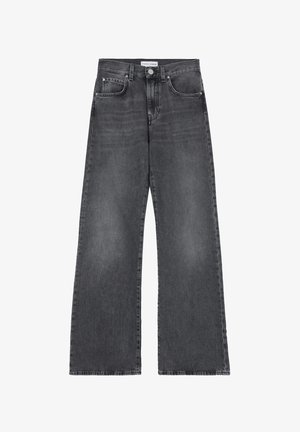 Jeans a gamba larga in denim grigio scuro con una texture morbida, dotati di chiusura a bottone, tasche frontali e dettagli di cucitura minimal.