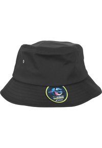 Čierny klobúk s hladkým okrajom vyrobený z ľahkej tkaniny, s širokým okrajom a kruhovou nálepkou s logom a pokynmi na údržbu.