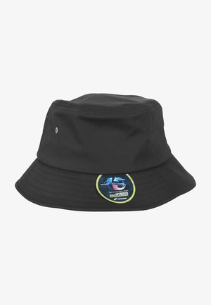 Czarna bucket hat wykonana z lekkiego materiału, z szerokim rondem i okrągłą metką z logo oraz instrukcjami pielęgnacji.