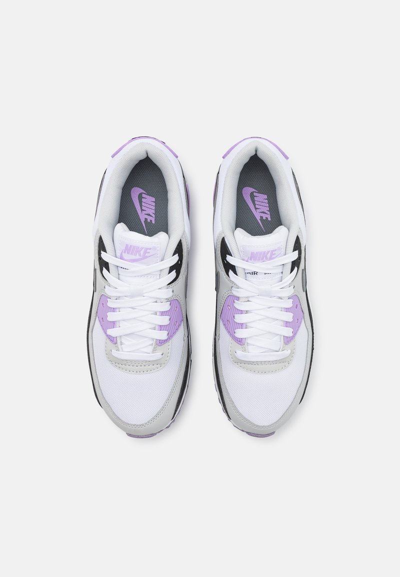 Witte en grijze sportschoenen met lavendelkleurige accenten, van mesh materiaal, ronde neus, dikke witte veters en een kenmerkend logo op de tong en zijkant.