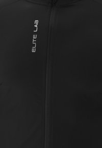 Zwart fietsshirt met een volledig rits, gemaakt van een slanke, lichte stof. Bevat het "ELITE LAB" logo in zilver aan de voorkant.