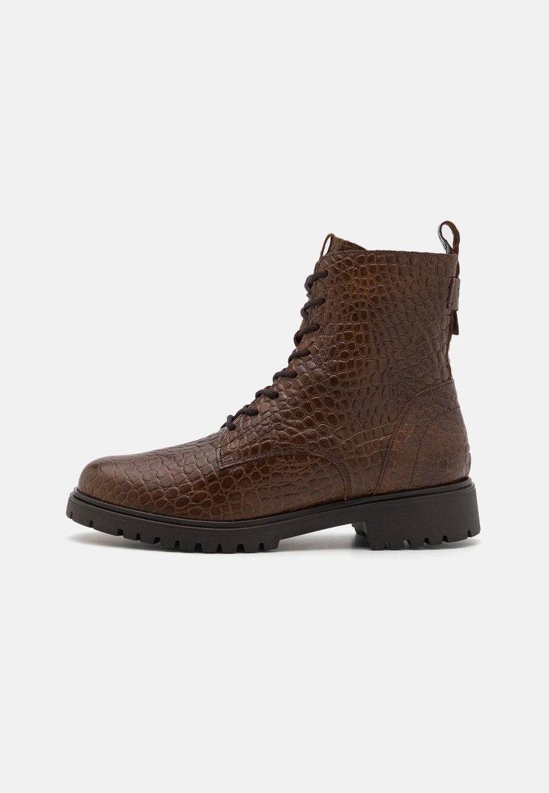Bottes de cheville à lacets marron en cuir texturé façon crocodile. Caractéristiques d'une semelle robuste et d'une tirette à l'arrière.