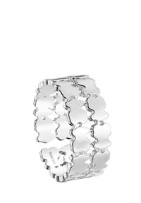 Pulsera de plata formada por formas entrelazadas con una superficie lisa y reflectante. Presenta motivos recortados de estrellas y ositos de peluche.