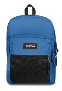 Mochila azul con un bolsillo frontal de malla negra texturizada, que presenta dobles cremalleras y un asa en la parte superior. Parche con el logo en el frente.