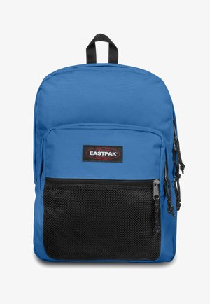 Mochila azul con un bolsillo frontal de malla negra texturizada, que presenta dobles cremalleras y un asa en la parte superior. Parche con el logo en el frente.