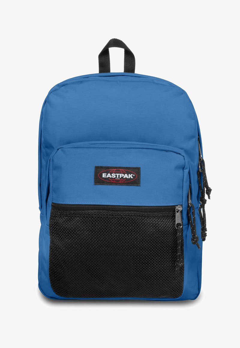 Blå ryggsäck med en strukturerad svart meshfrontficka, utrustad med dubbla dragkedjor och ett handtag på toppen. Logopatch på framsidan.