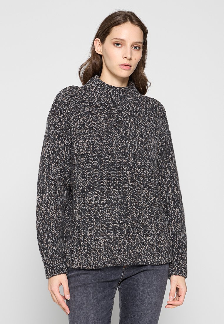 Gestrickter Pullover in Dunkelgrau mit helleren Sprenkeln, hohem Kragen, lockerer Passform und geripptem Stoff. Lange Ärmel und ein fester Saum.