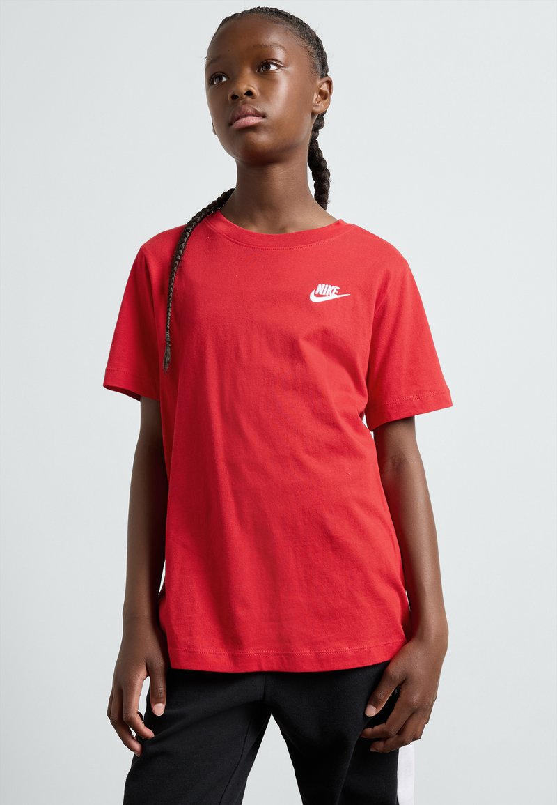 Vörös pamut póló rövid ujjakkal, bal mellen fehér Nike logóval. Kerek nyakkivágás és laza szabás.