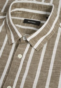 Bruine en witte gestreepte shirt van gestructureerde linnen, met een button-down kraag en een twee-knops sluiting. Etiket zichtbaar binnenin de kraag.