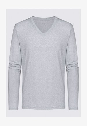 Lichtgrijs langemouwen V-hals shirt van zachte stof. Heeft een gladde textuur en een eenvoudig ontwerp met minimale accenten.