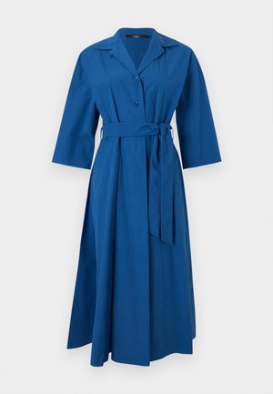Μπλε midi φόρεμα με φαρδιά γιακά, μανίκια τριών τετάρτων, κουμπιά μπροστά και ζώνη από το ίδιο ύφασμα δεμένη στη μέση.