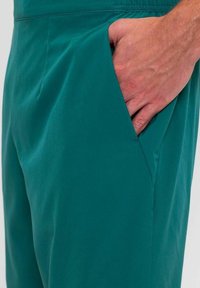 BIDI BADU Pantalón corto de deporte - dunkelgrün