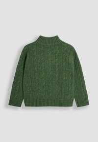 Grüner, mit Kabelmuster gestrickter Wollpullover mit langen Ärmeln und einem gerippten Stehkragen, Bündchen und Saum, flach auf einem hellen Hintergrund ausgebreitet.